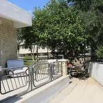 Costas Action 2 Vandrerhjem Nicosia