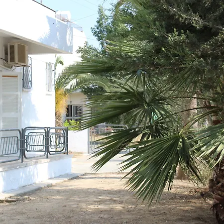 Costas Action 2 Vandrerhjem Nicosia